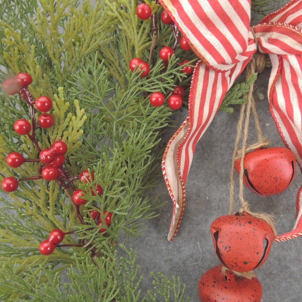 24" CEDAR WREATH W/ BERRIES/BOW/BELLS