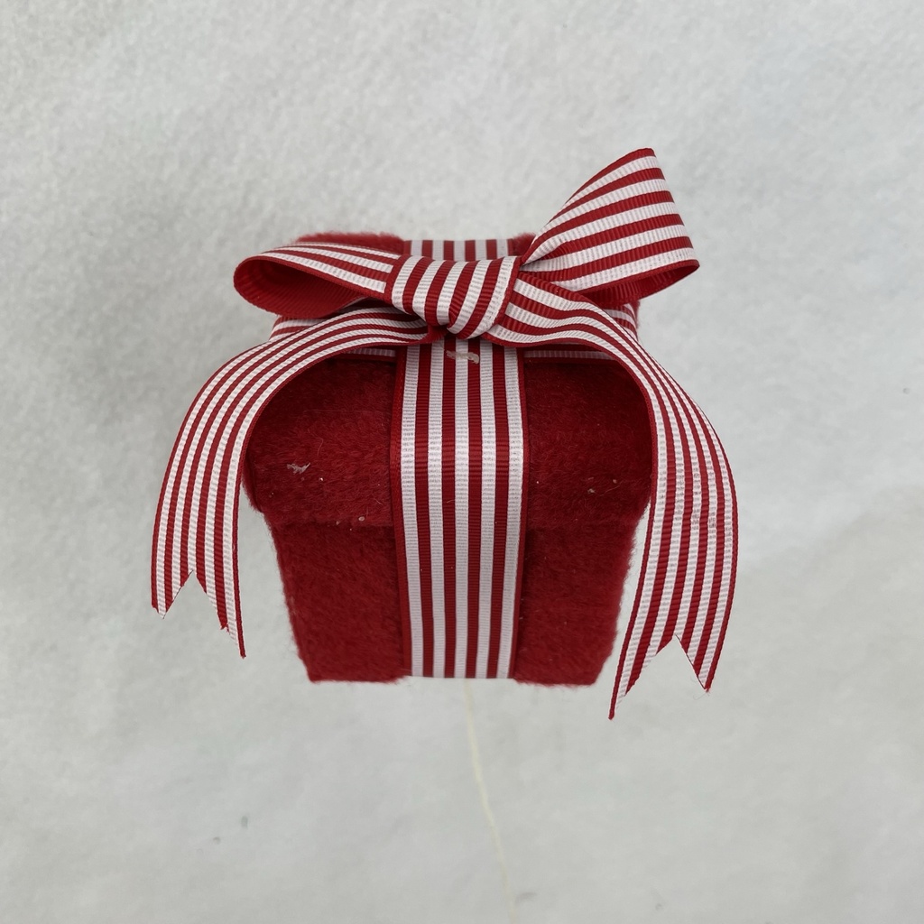 3&quot; GIFT BOX PICK W/ BOW ON 15&quot; PICK RED