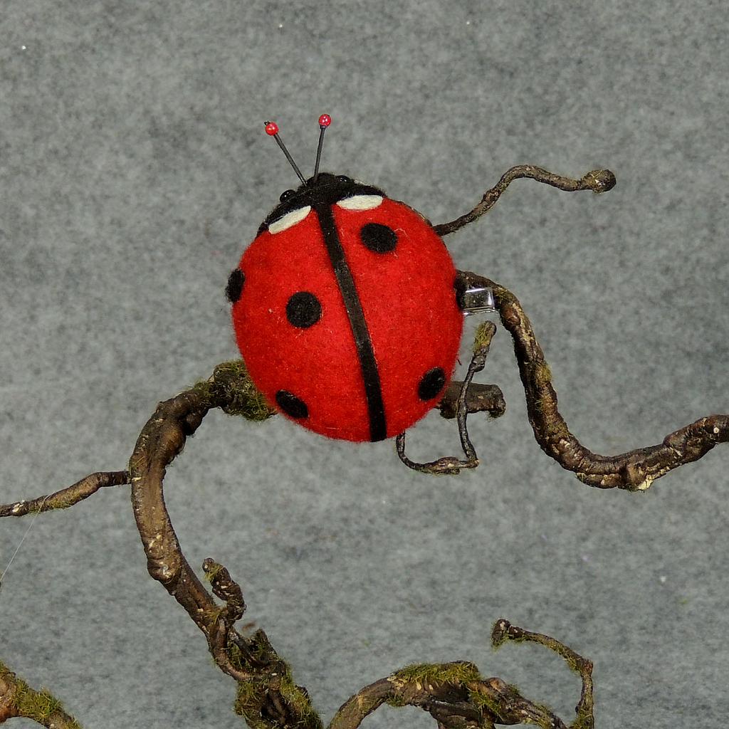 2.5" LADYBUG RED ON CLIP(4/BAG)