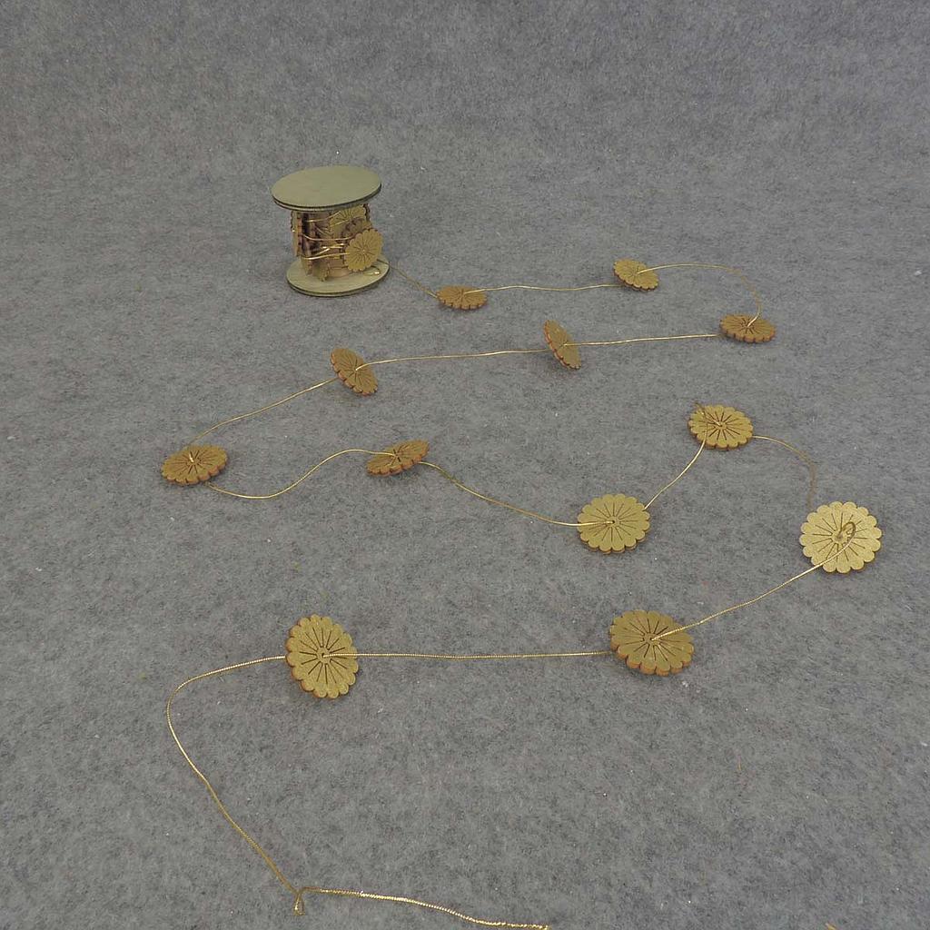 [SJF5005-GLD] 9' GARLAND 1.25" WOOD FLOWER WITH DETAIL  GOLD