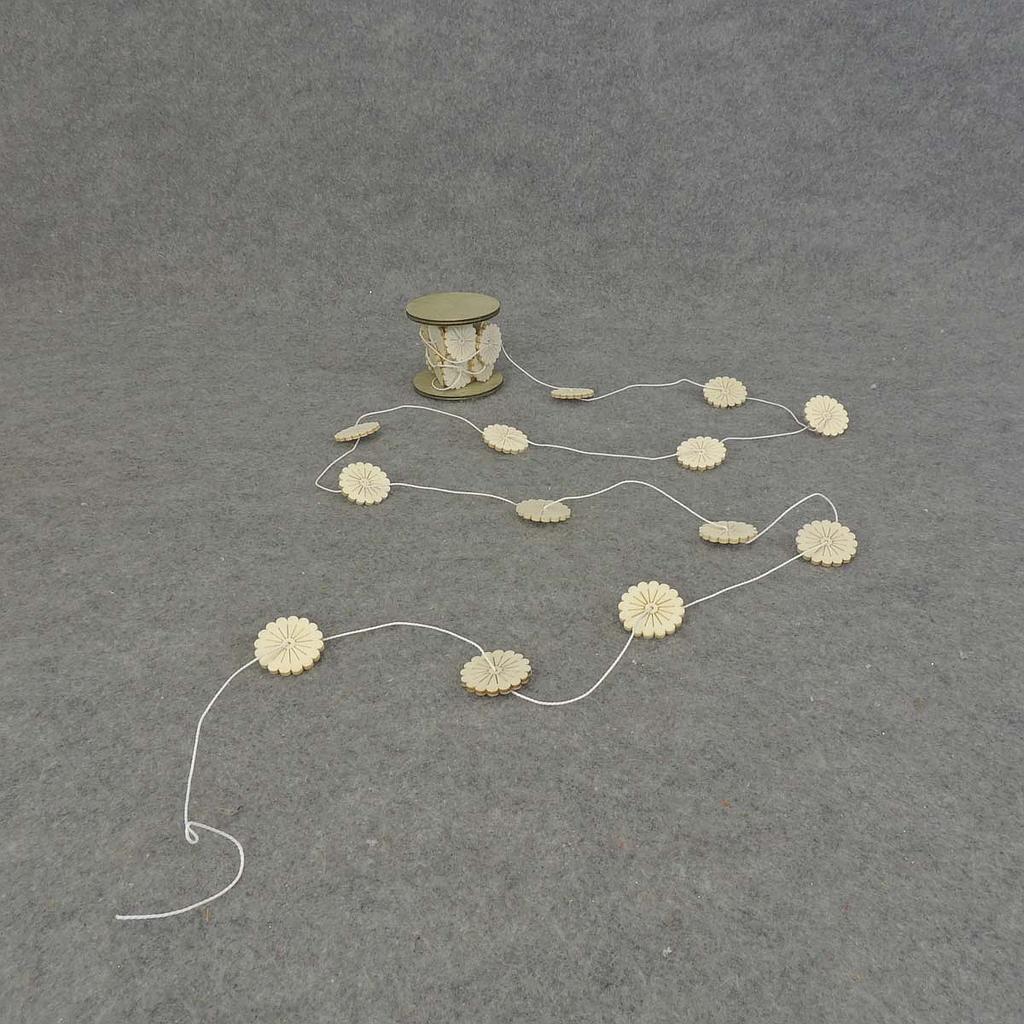 9' GARLAND 1.25" WOOD FLOWER WITH DETAIL  WHITE