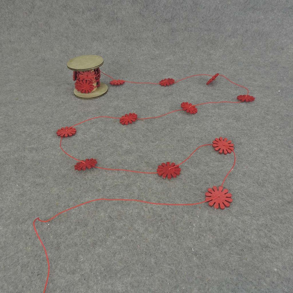 9' GARLAND 1.25" SIMPLE WOOD FLOWER  RED