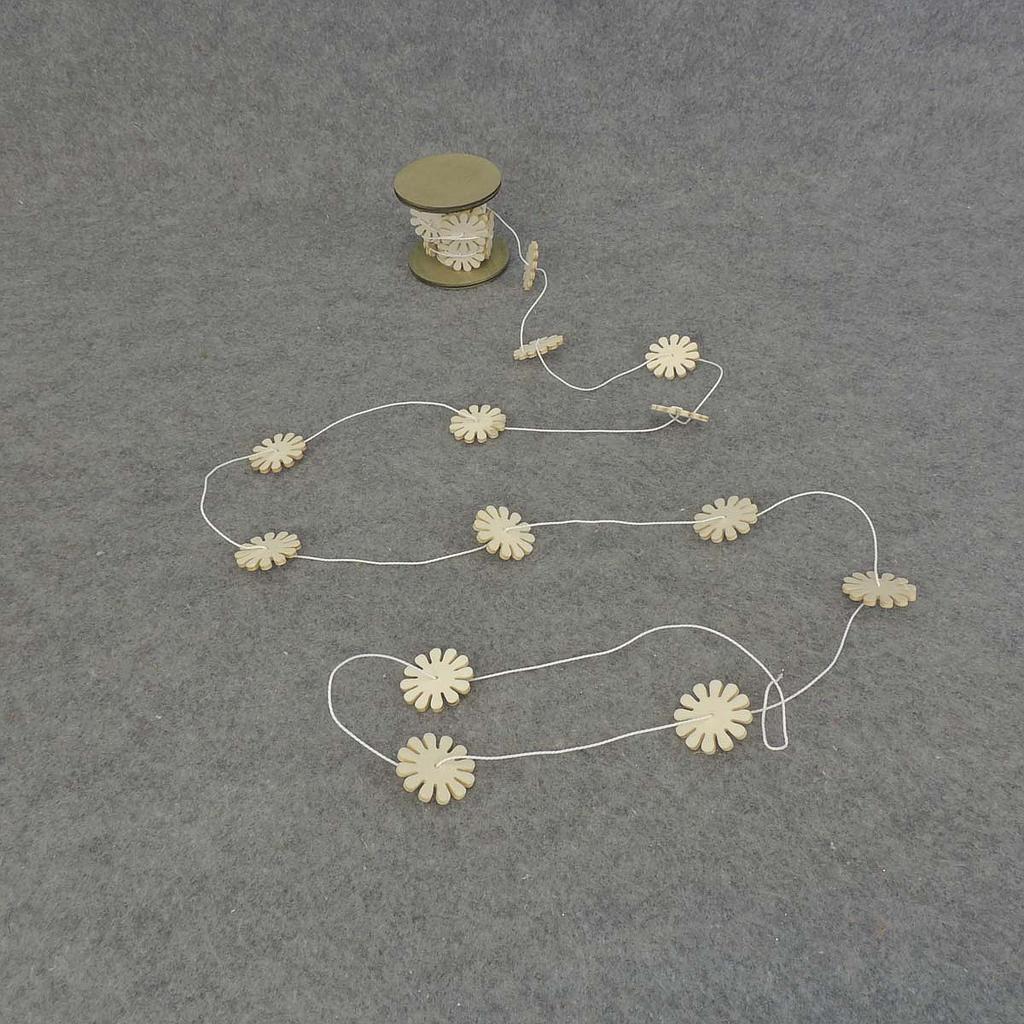 9' GARLAND 1.25" SIMPLE WOOD FLOWER  WHITE