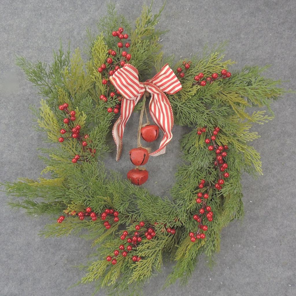 [XA1037] 24" CEDAR WREATH W/ BERRIES/BOW/BELLS