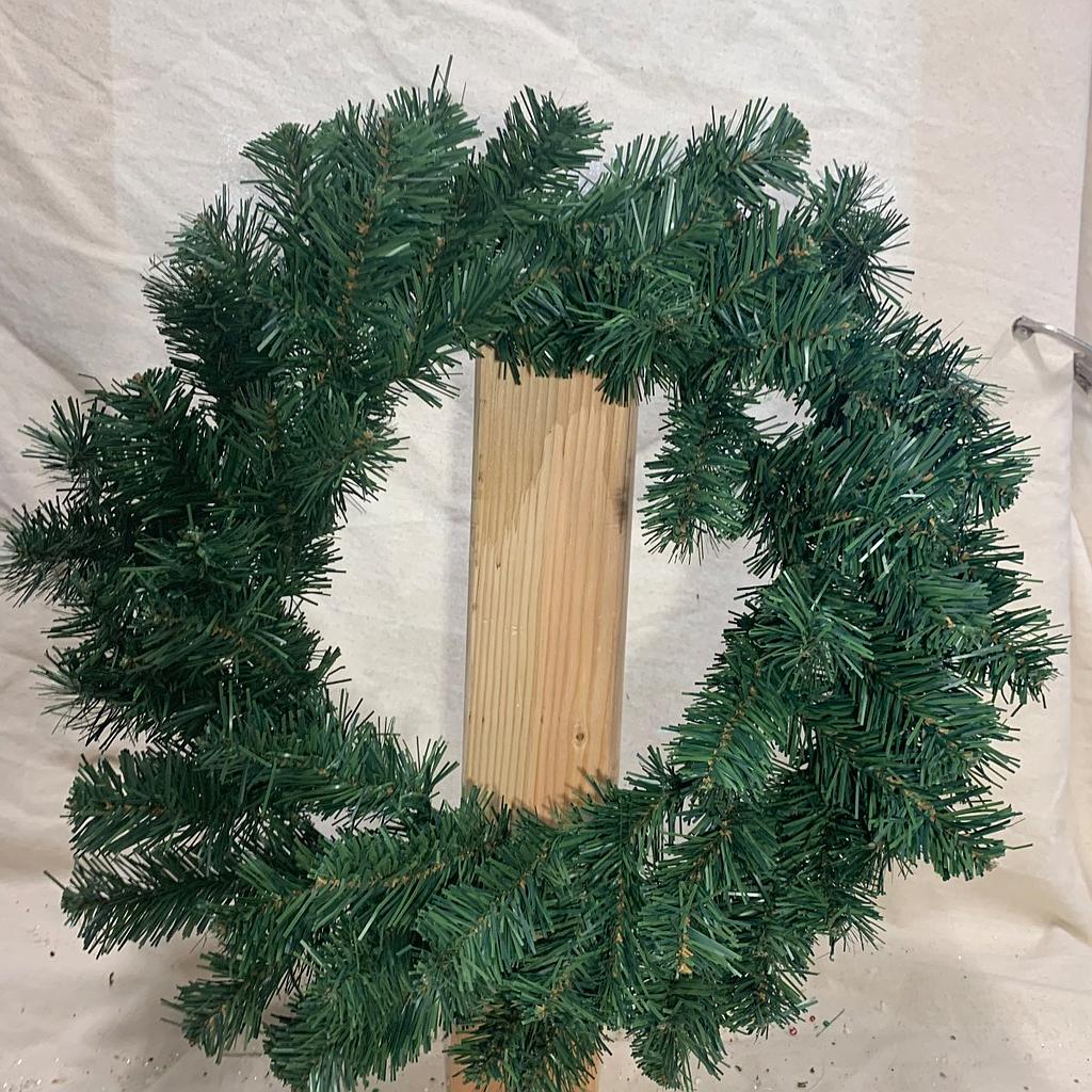 [XB1012-24W] 24" PINE WREATH (70 TIPS)