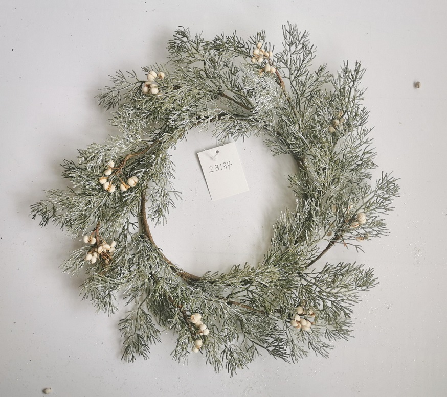 [XL4625] 11.5" CEDAR WREATH W/ CREAM BERRIES