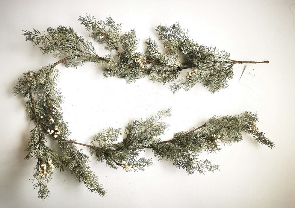 [XL4626] 5' CEDAR GARLAND W/ CREAM BERRIES