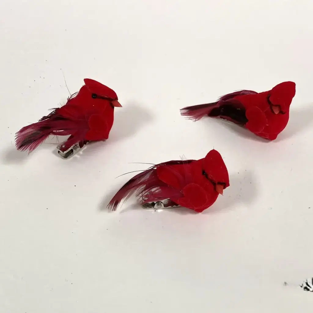 [BN6900] 2.25" MUSHROOM CARDINAL W/ FEATHERS ON CLIP