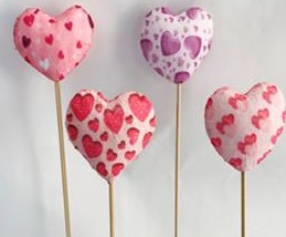 [BN1020] 2.5" FABRIC HEART ON 7" PICKS