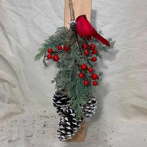 [XL1009] 18" PINE/CEDAR DOOR HANGER W/ CARDINAL/BERRIES/CONES