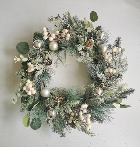 [XL4609] 19.5" PINE/EUCALYPTUS WREATH W/ CONES & WHITE BERRIES