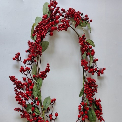 [XL5656] 5' MIXED RED BERRY GARLAND W/ LEAVES